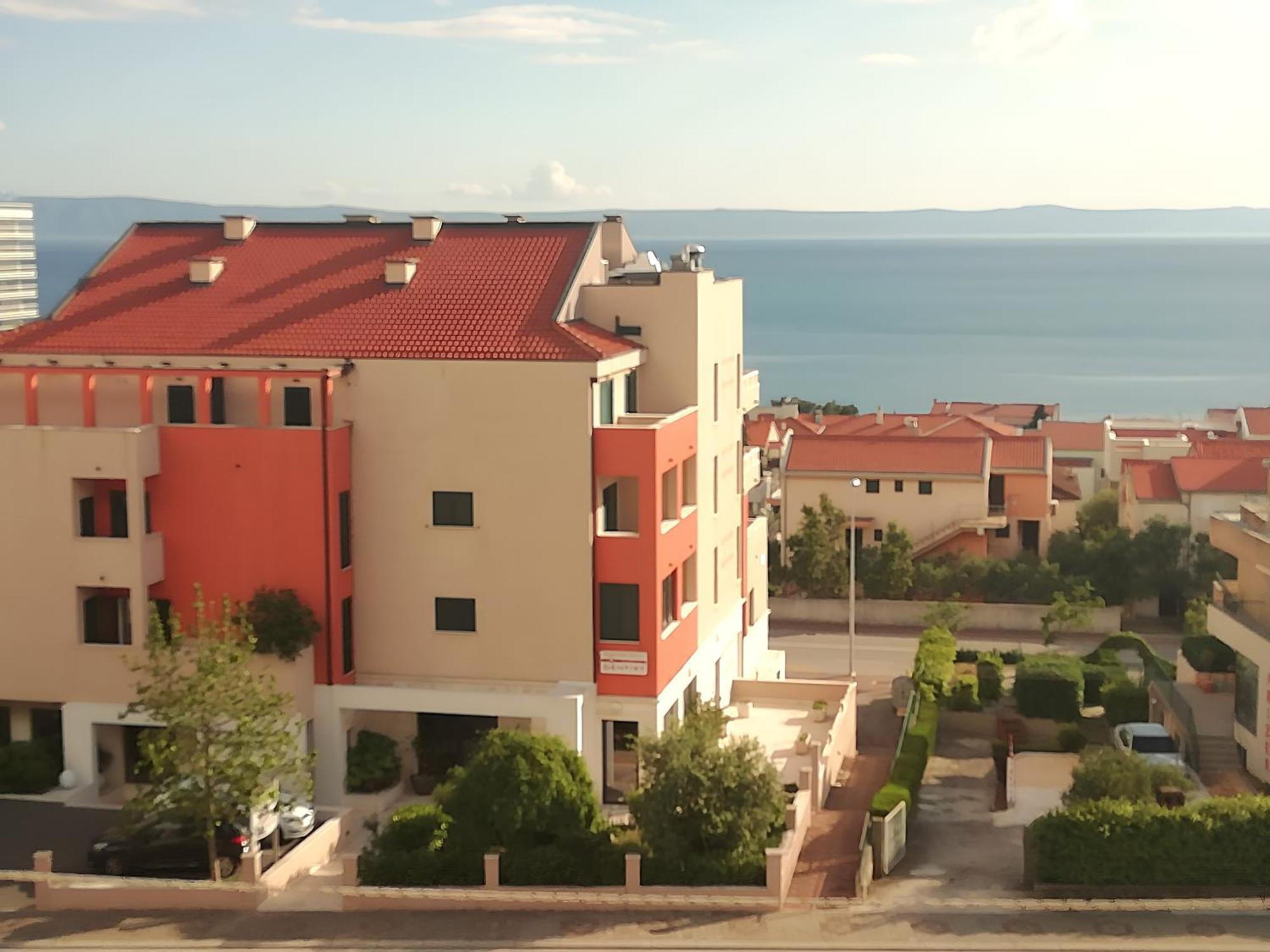 15 * Makarska